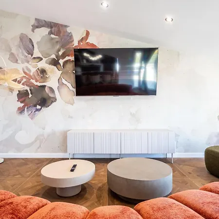 B Luxury Near W Big Terrace & Sea View Apartament *