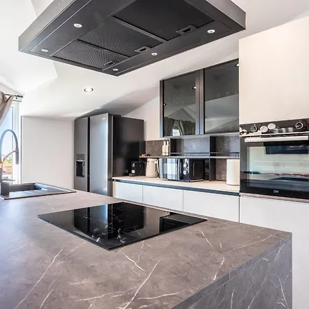 B Luxury Near W Big Terrace & Sea View Apartament *